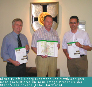 Klaus Twiefel, Georg Lüdemann und Matthias Gutermann präsentieren die neue Image-Broschüre der Stadt Visselhövede (Foto: Hartmann) Klaus Twiefel, Georg Lüdemann und Matthias Gutermann präsentieren die neue Image-Broschüre der Stadt Visselhövede (Foto: Hartmann)