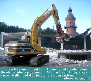 Vor dem Wasserturm auf dem Sonnentau-Gelände haben die Abrissarbeiten begonnen. Alle nach dem Krieg angebauten hallen und Gebäudeteile werden entfernt (Foto: Hartmann) Vor dem Wasserturm auf dem Sonnentau-Gelände haben die Abrissarbeiten begonnen. Alle nach dem Krieg angebauten hallen und Gebäudeteile werden entfernt (Foto: Hartmann)